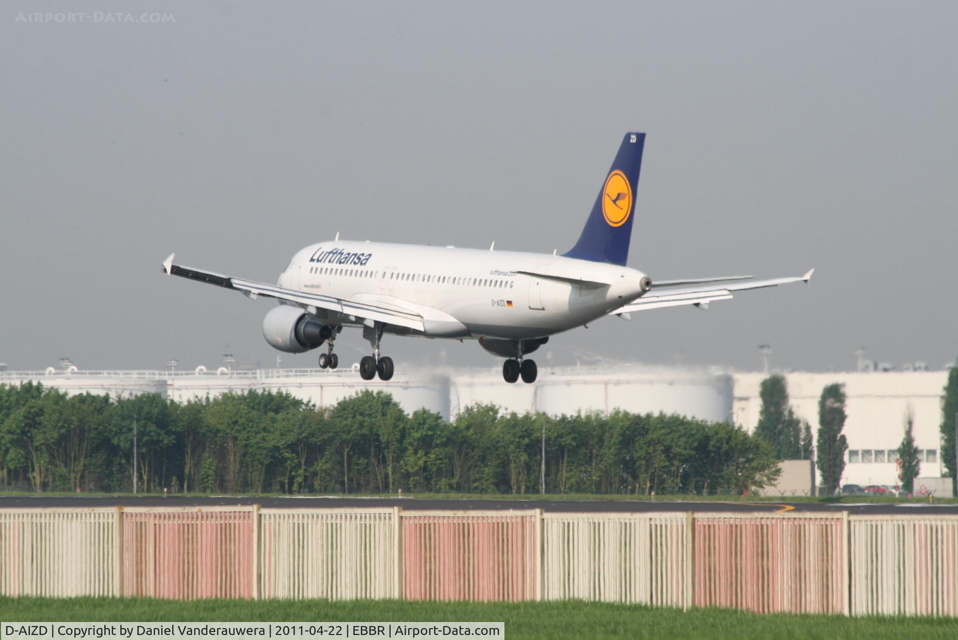 D-AIZD, 2010 Airbus A320-214 C/N 4191, Several seconds before landing on RWY 25L - flight LH1008