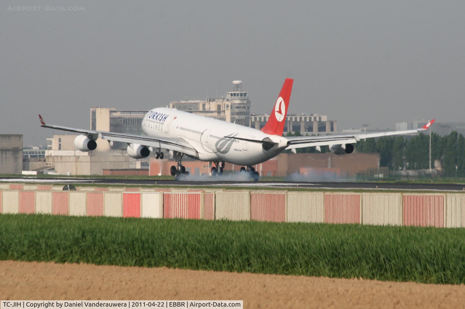 TC-JIH, 1999 Airbus A340-313 C/N 270, Flight TK1937 is landing on RWY 25L
