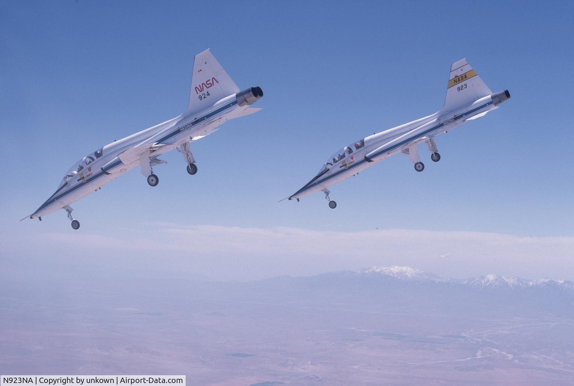 N923NA, 1966 Northrop T-38A Talon C/N 66-8355, 923 &924 landing gear down runway dive