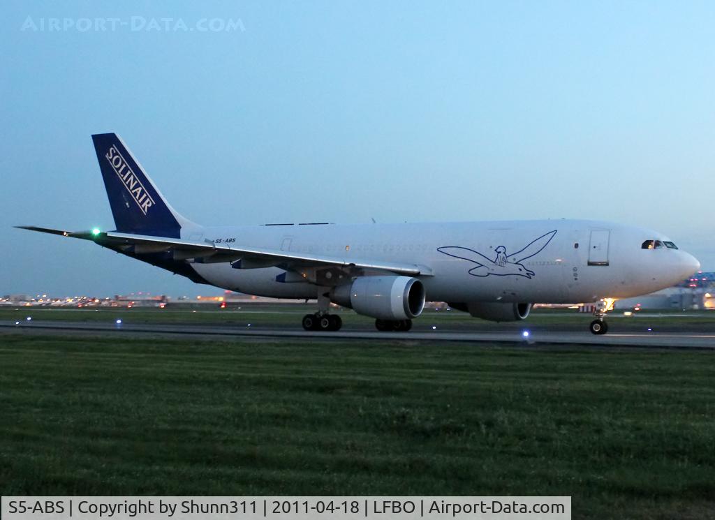S5-ABS, 1981 Airbus A300B4-203 C/N 126, Taxiing holding point rwy 14L for late departure...