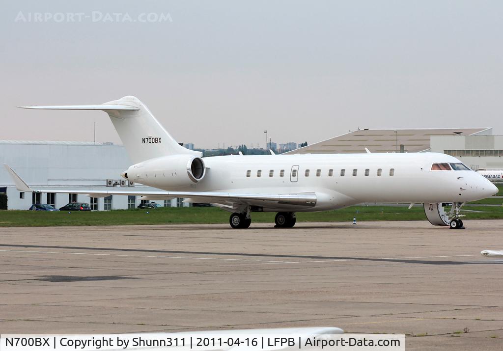 N700BX, 2000 Bombardier BD-700-1A10 Global Express C/N 9068, Waiting a new private flight...