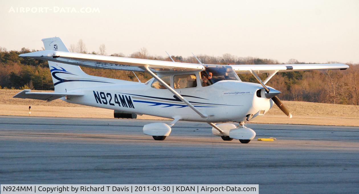 N924MM, Cessna 172S C/N 172S11056, 1985 AS 350B in Danville Va..