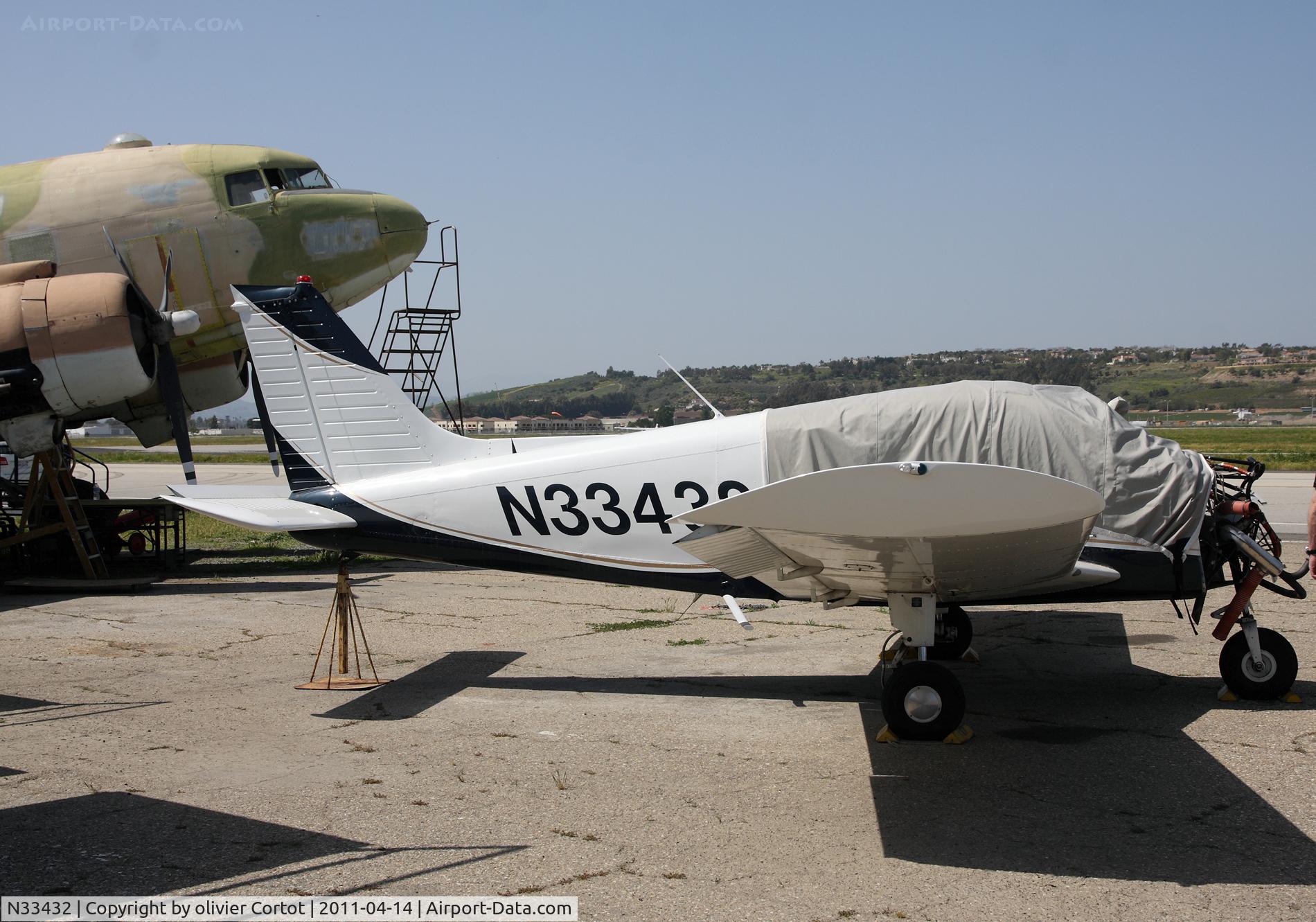 N33432, 1975 Piper PA-28-140 C/N 28-7525189, Camarillo airport, near the CAF museum