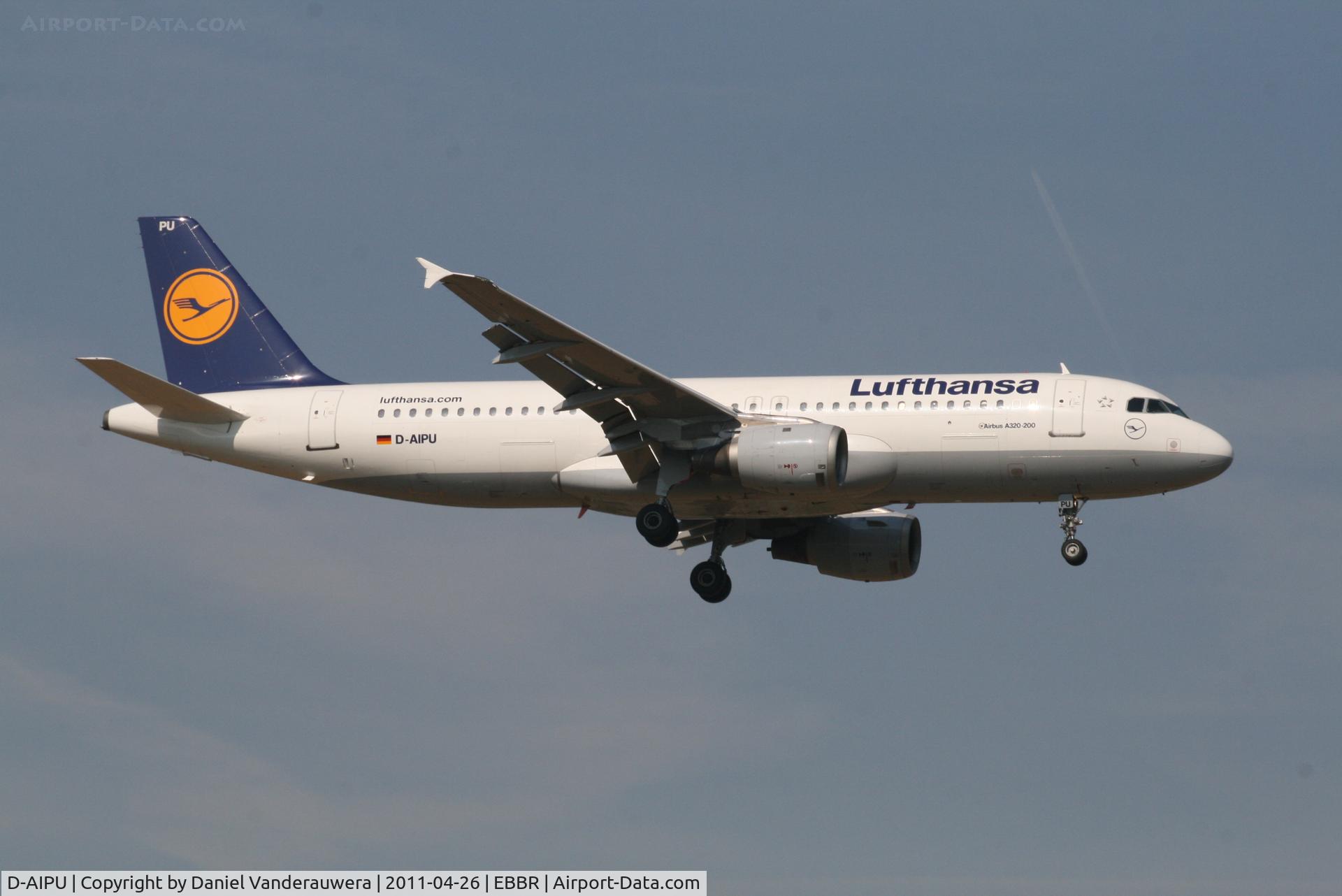 D-AIPU, 1990 Airbus A320-211 C/N 135, Flight LH2284 is descending to RWY 02