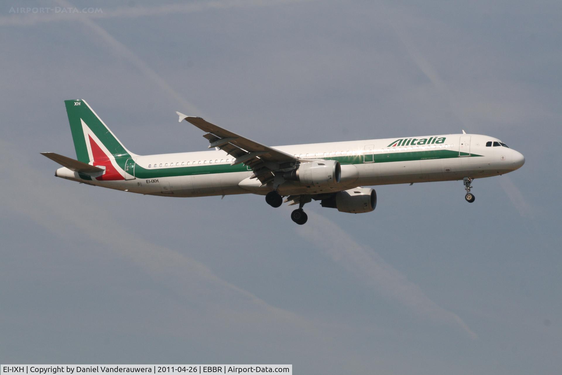 EI-IXH, 1999 Airbus A321-112 C/N 940, Flight AZ156 is descending to RWY 02
