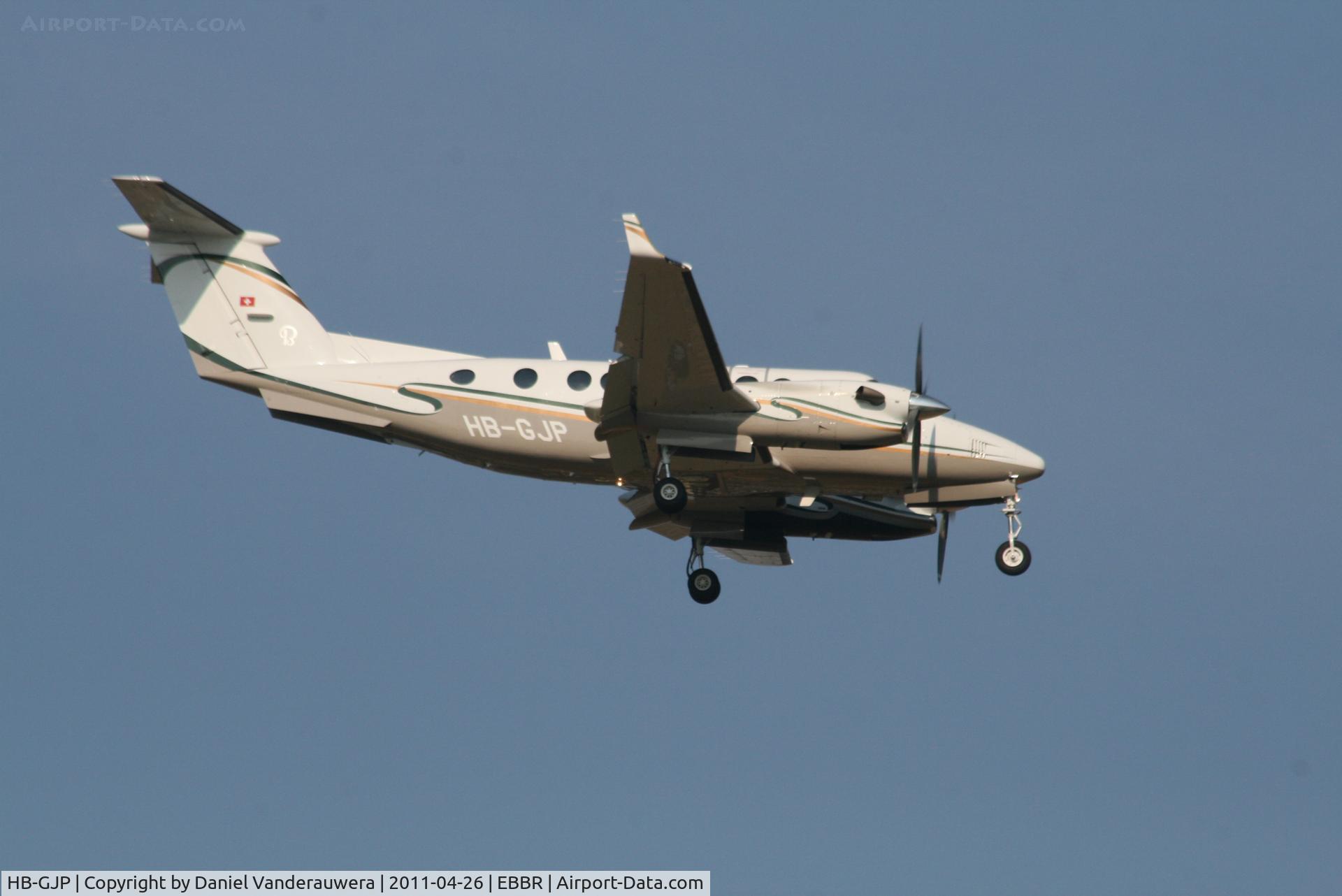 HB-GJP, 2006 Raytheon King Air 350 (B300) C/N FL-477, Descending to RWY 02