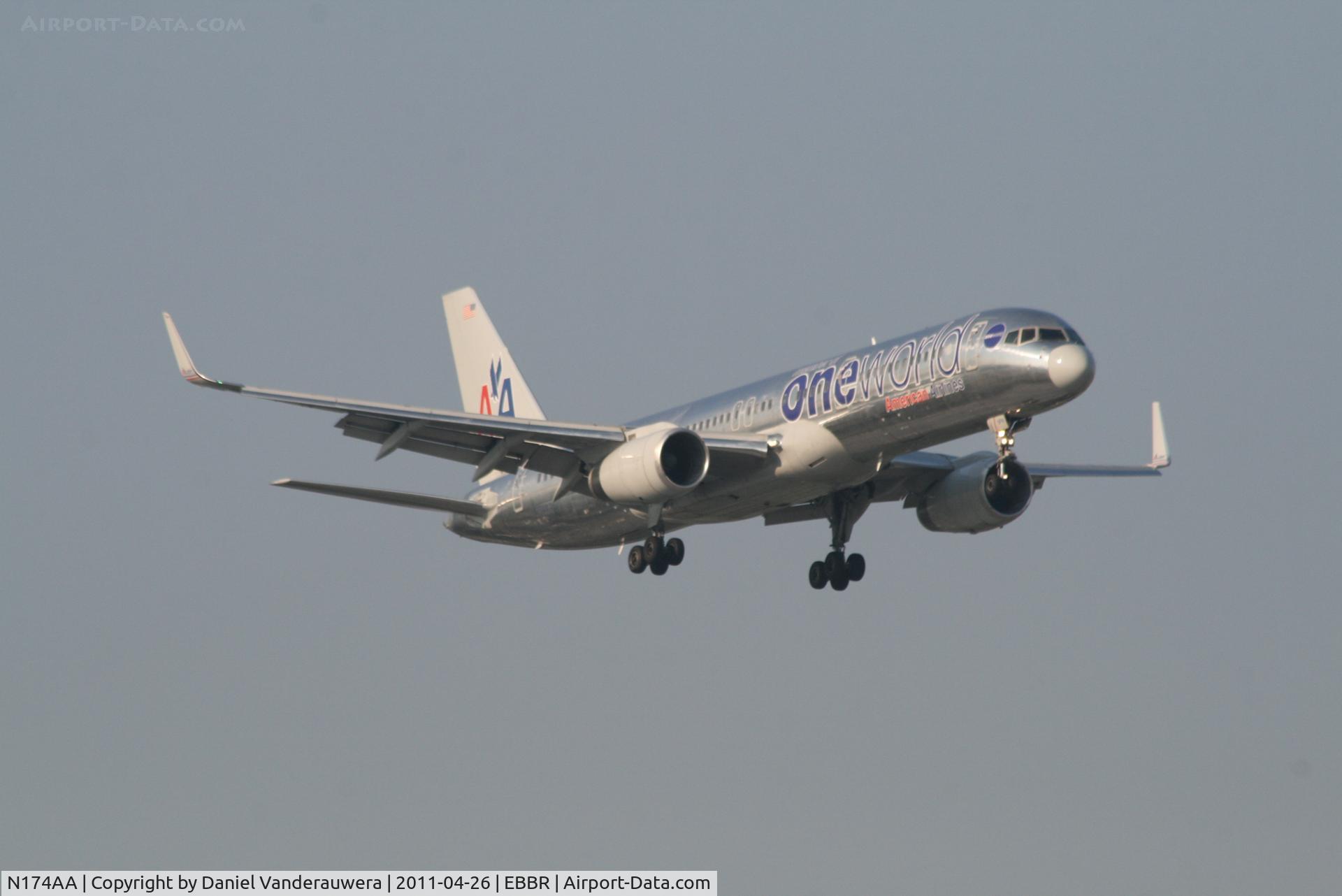 N174AA, 2002 Boeing 757-223 C/N 31308, On approach to RWY 02