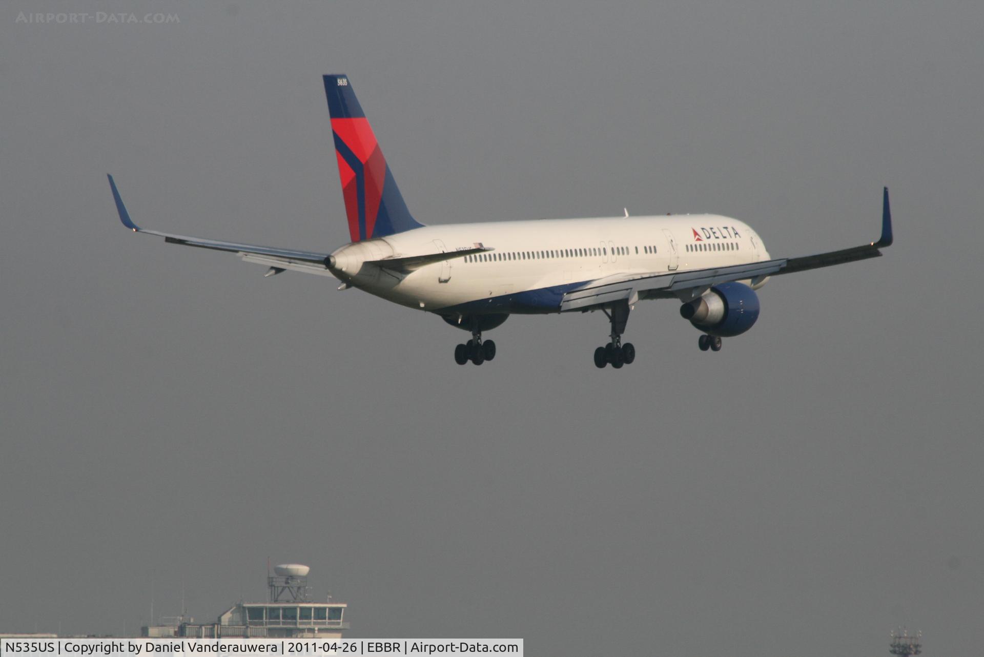 N535US, 1995 Boeing 757-251 C/N 26482, Flight DL140 is descending to RWY 02