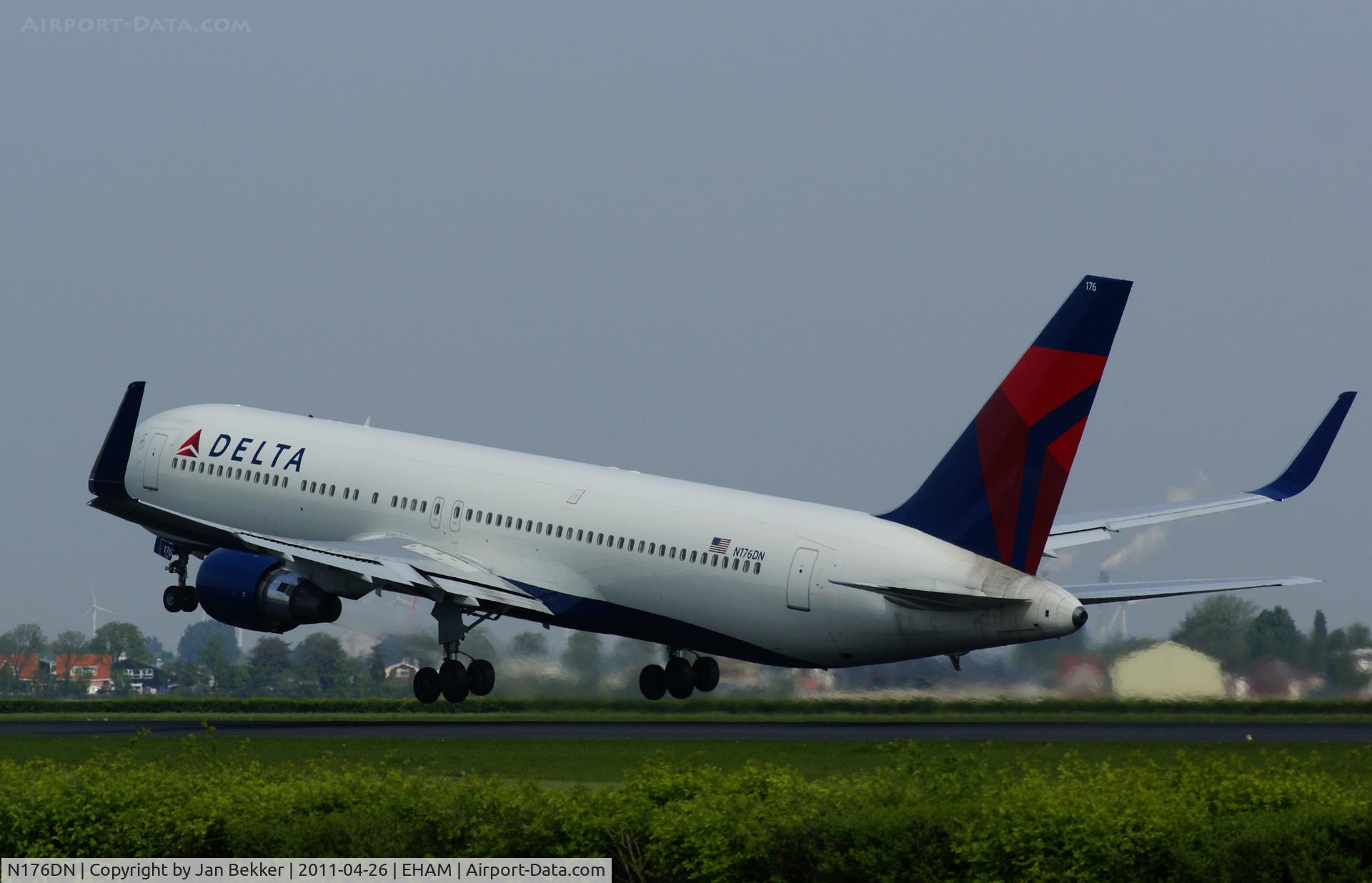 N176DN, 1990 Boeing 767-332 C/N 25061, Just after take off from the 