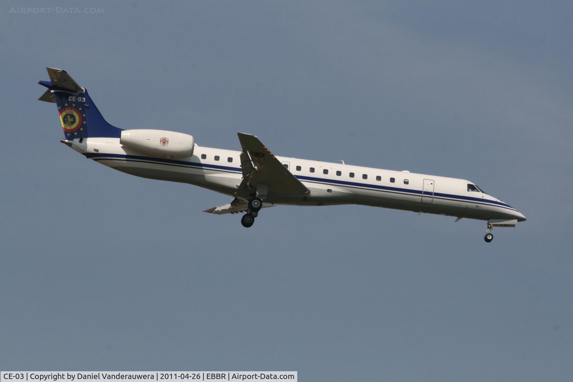 CE-03, 2001 Embraer ERJ-145LR (EMB-145LR) C/N 145526, Descending to RWY 02