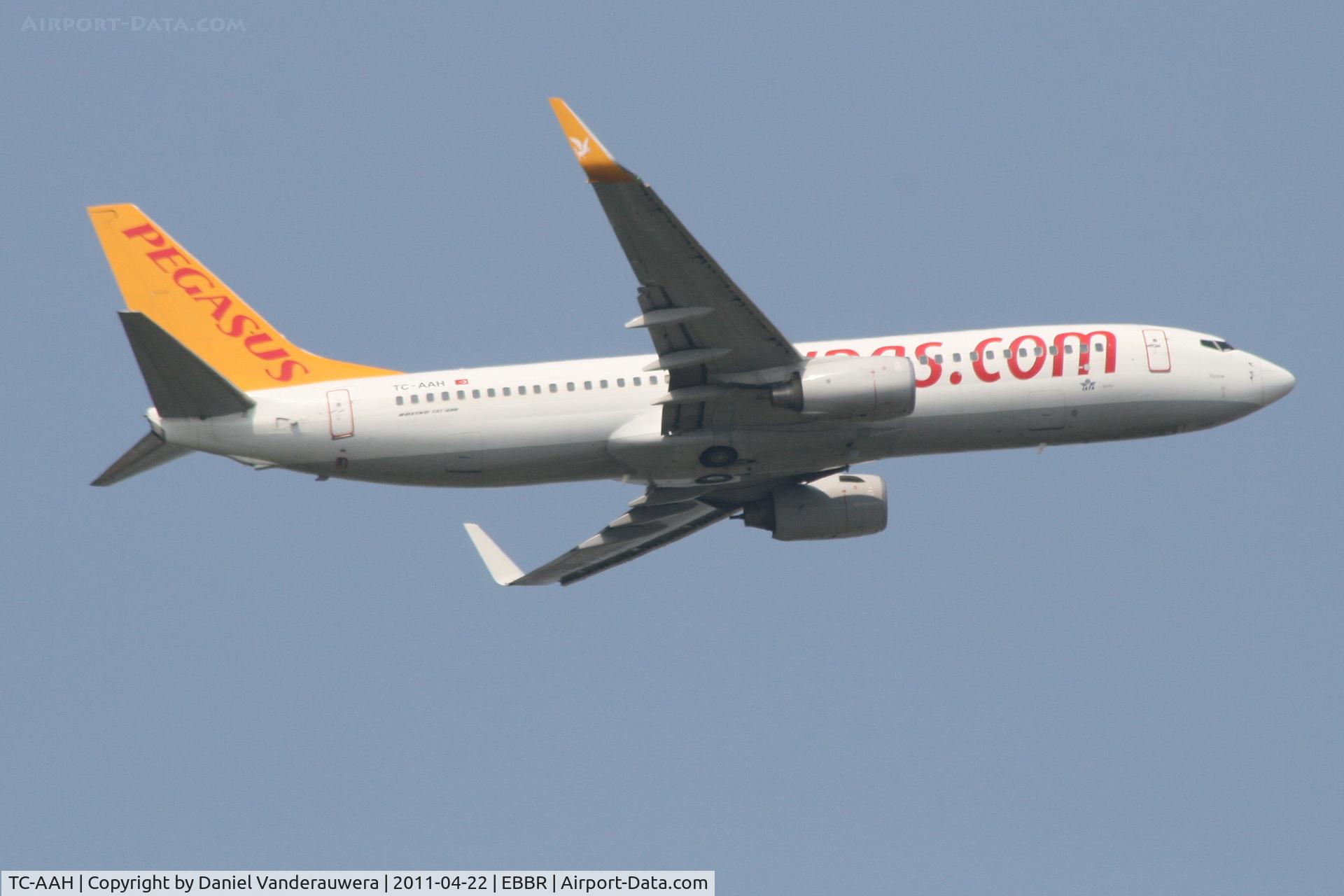 TC-AAH, 2008 Boeing 737-82R C/N 35701/2496, Flight PC5527 on approach to RWY 07L/R