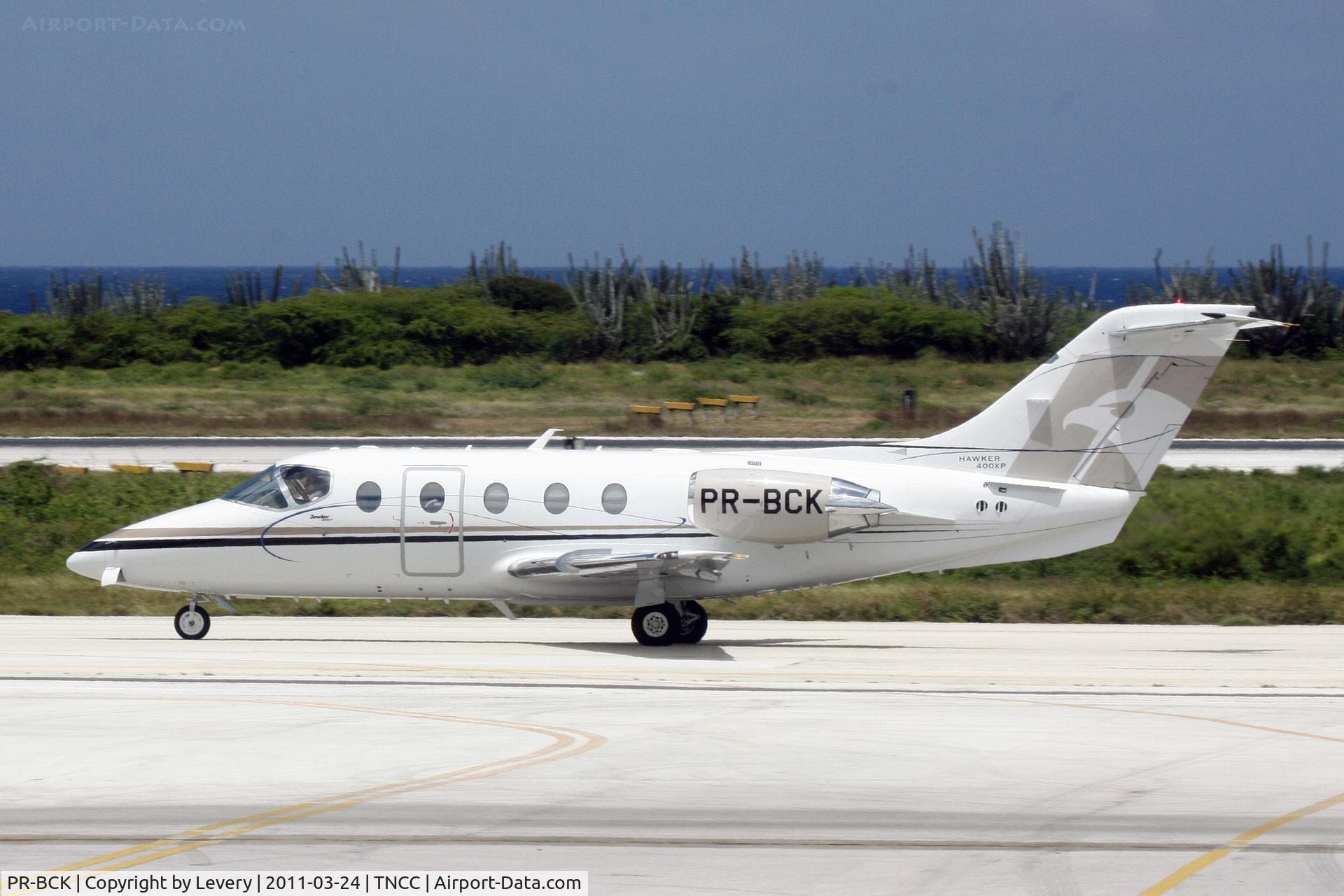 PR-BCK, Raytheon Hawker 400XP C/N RK-595, Taxing for departure.