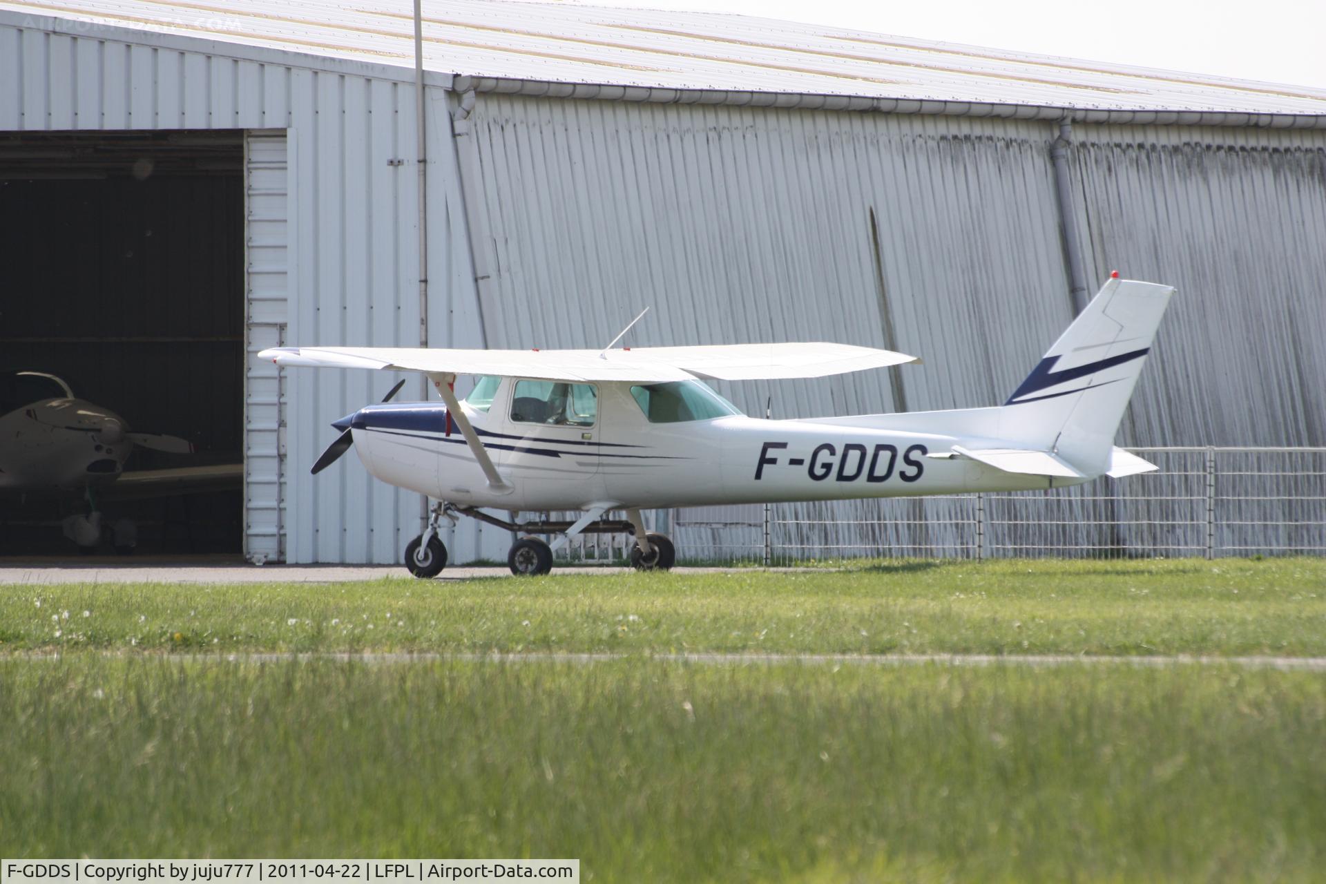 F-GDDS, Reims F152 C/N 1862, with new peint