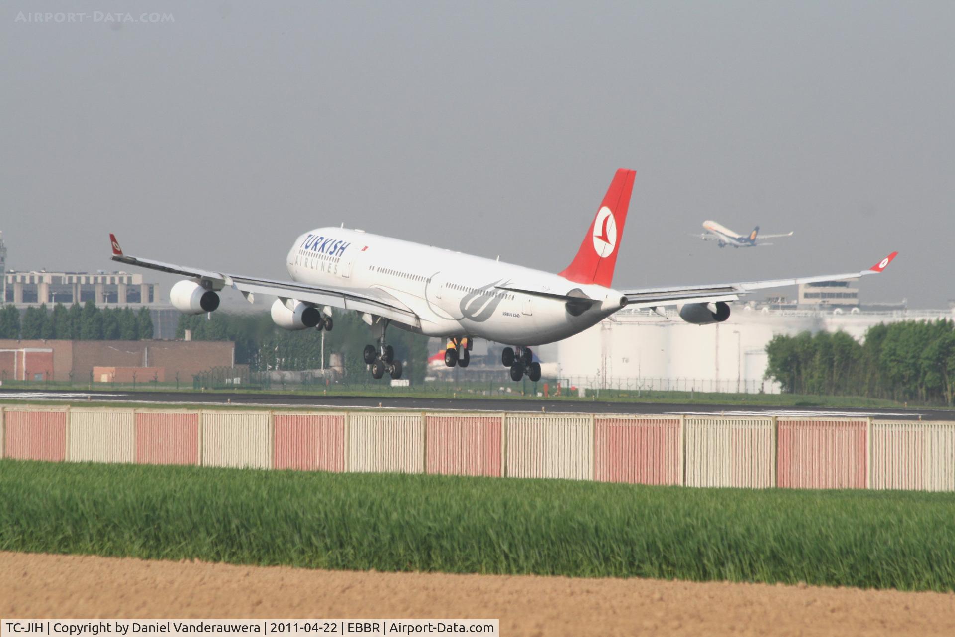TC-JIH, 1999 Airbus A340-313 C/N 270, Flight TK1937 is landing on RWY 25L while flight 9W226 (A303-203  VT-JWH) is taking-off from RWY 25R