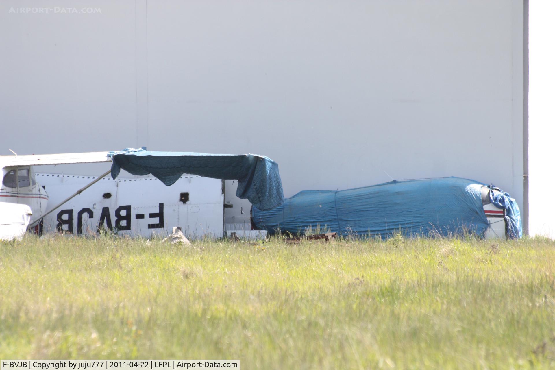 F-BVJB, Piper PA-28-140 Cherokee C/N 28-7425179, at Logne