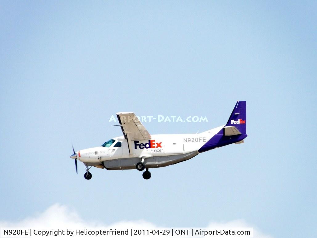 N920FE, Cessna 208B C/N 208B0020, On long final to runway 26L