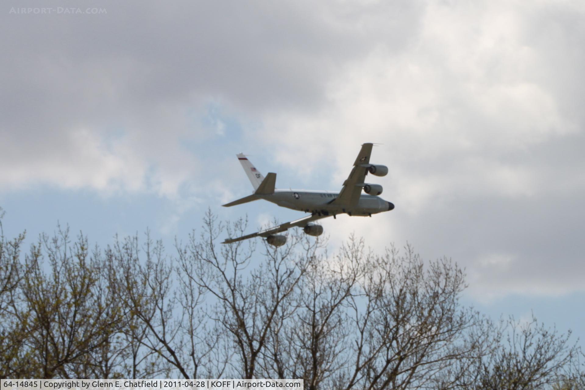 64-14845, Boeing RC-135V Rivet Joint C/N 18785, Doing touch-and-goes and low approaches