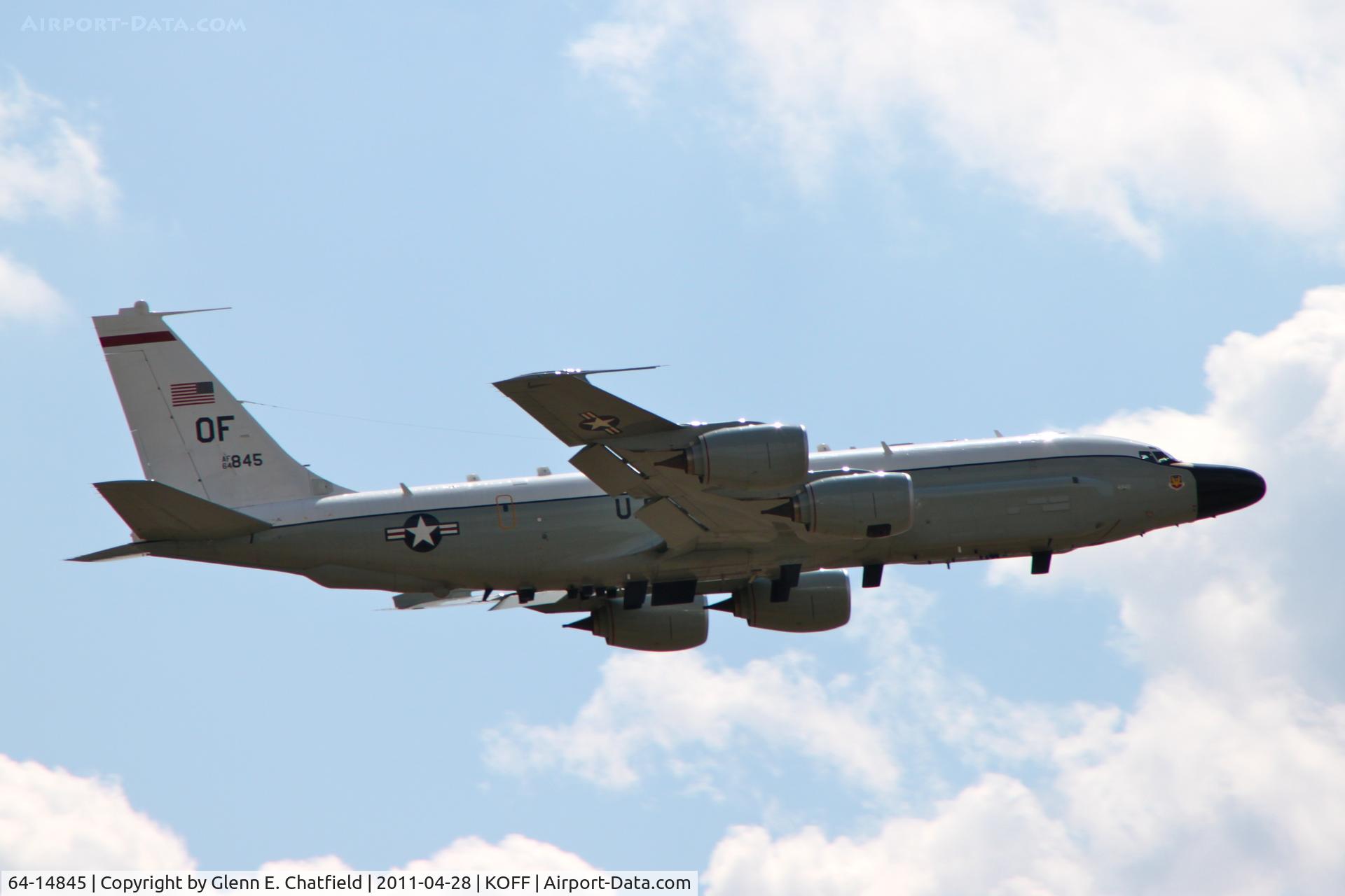 64-14845, Boeing RC-135V Rivet Joint C/N 18785, Doing touch-and-goes and low approaches