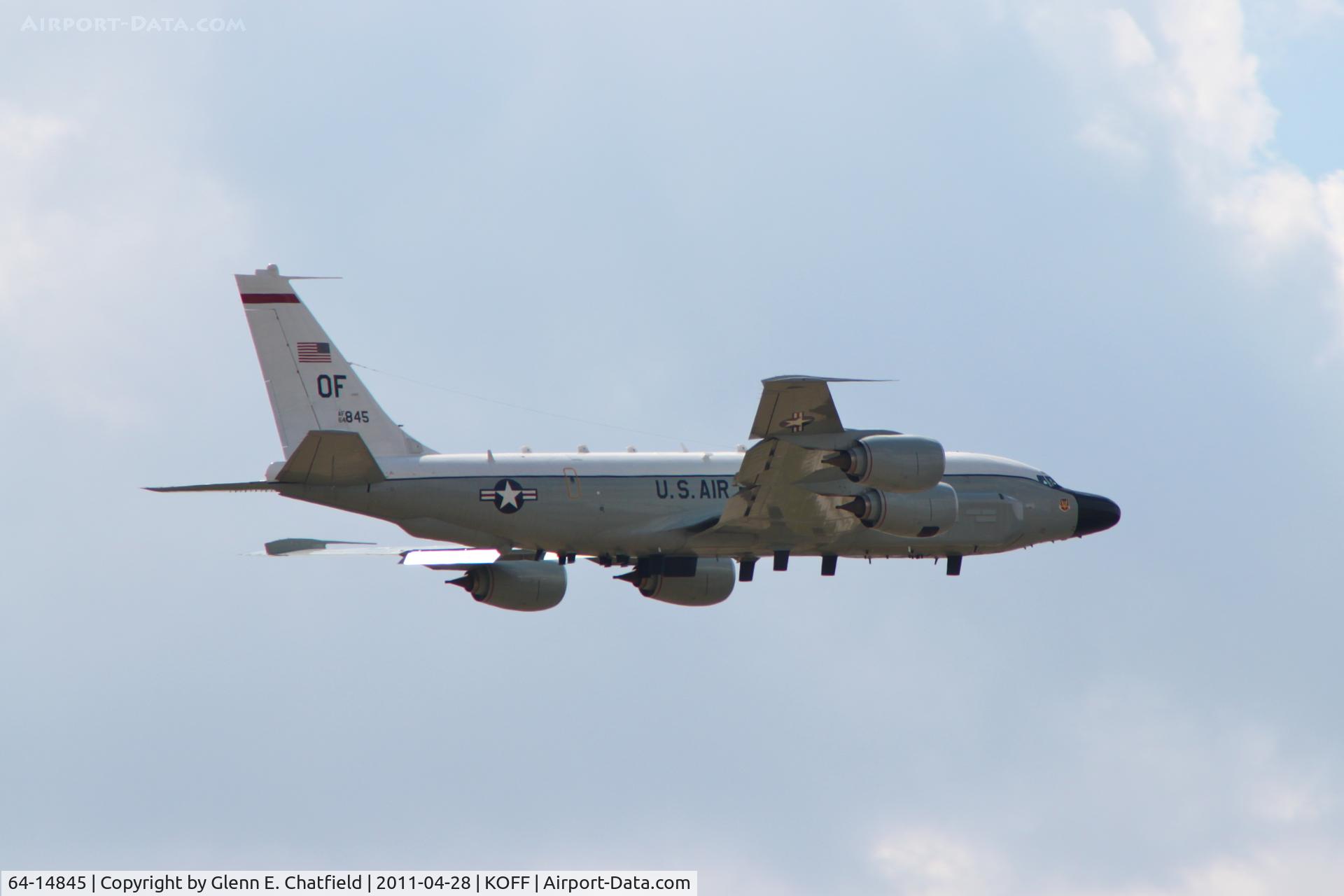 64-14845, Boeing RC-135V Rivet Joint C/N 18785, Doing touch-and-goes and low approaches