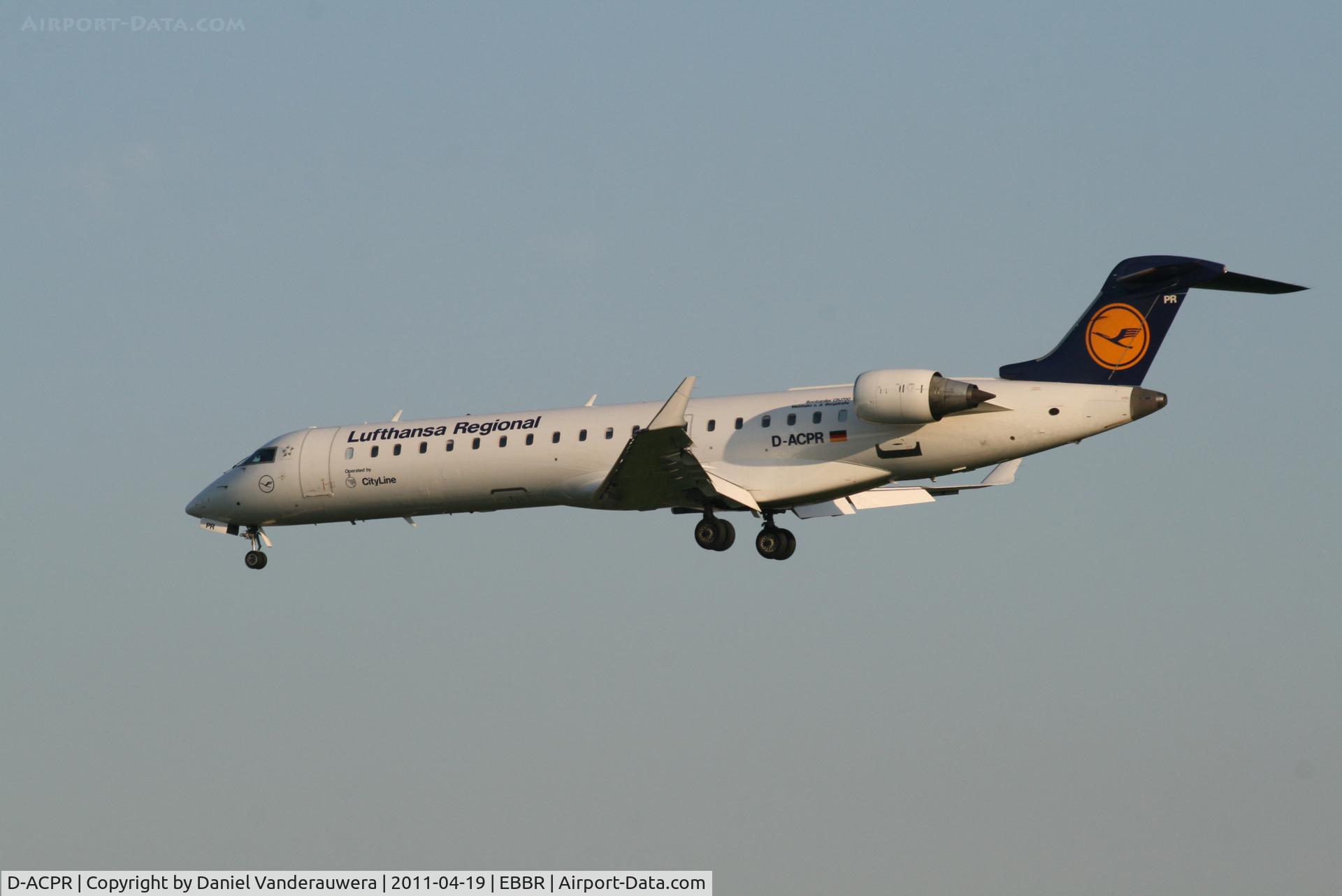 D-ACPR, 2003 Canadair CRJ-701ER (CL-600-2C10) Regional Jet C/N 10098, Flight LH3354 is descending to RWY 25L