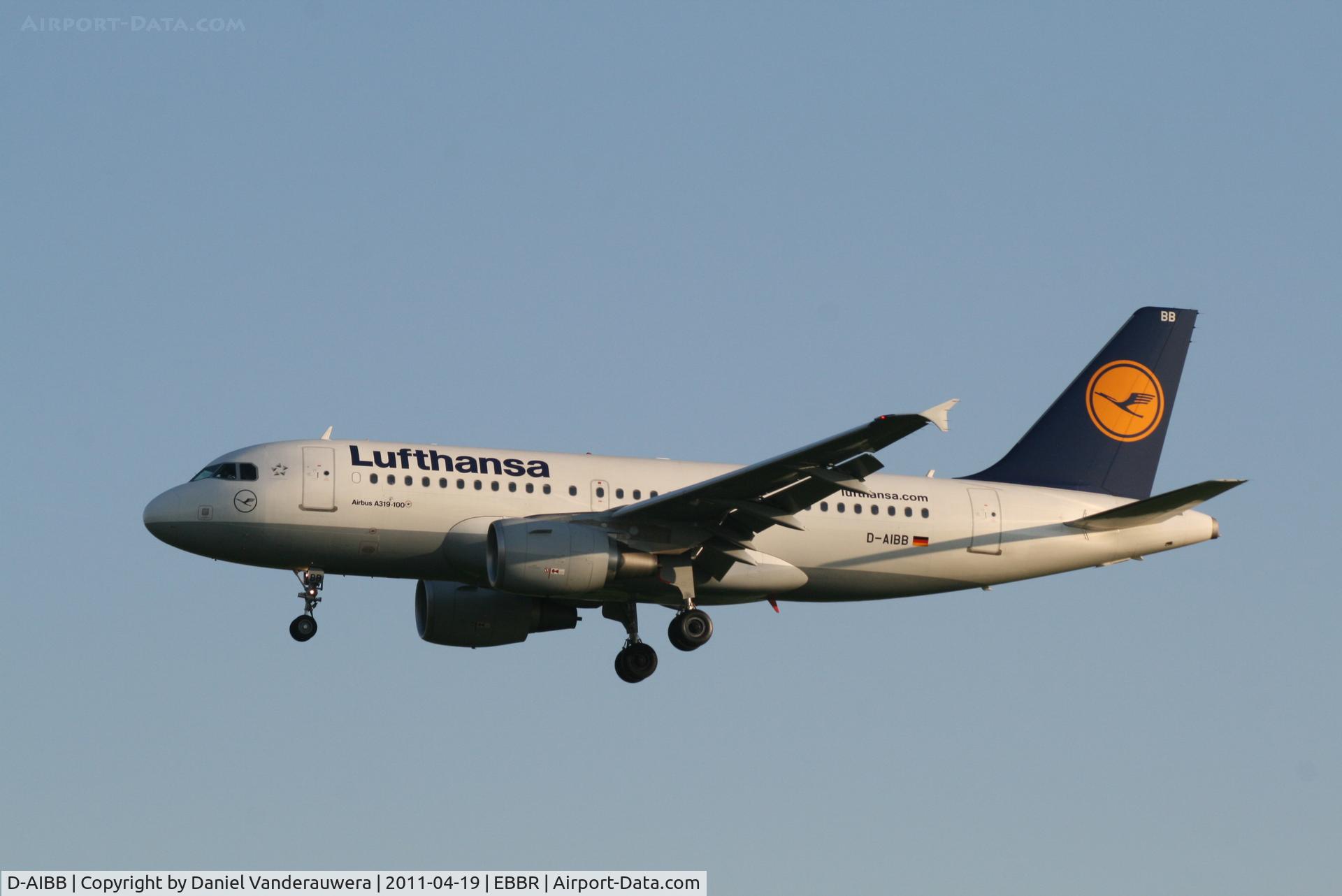 D-AIBB, 2010 Airbus A319-112 C/N 4182, Flight LH1004 is descending to RWY 25L