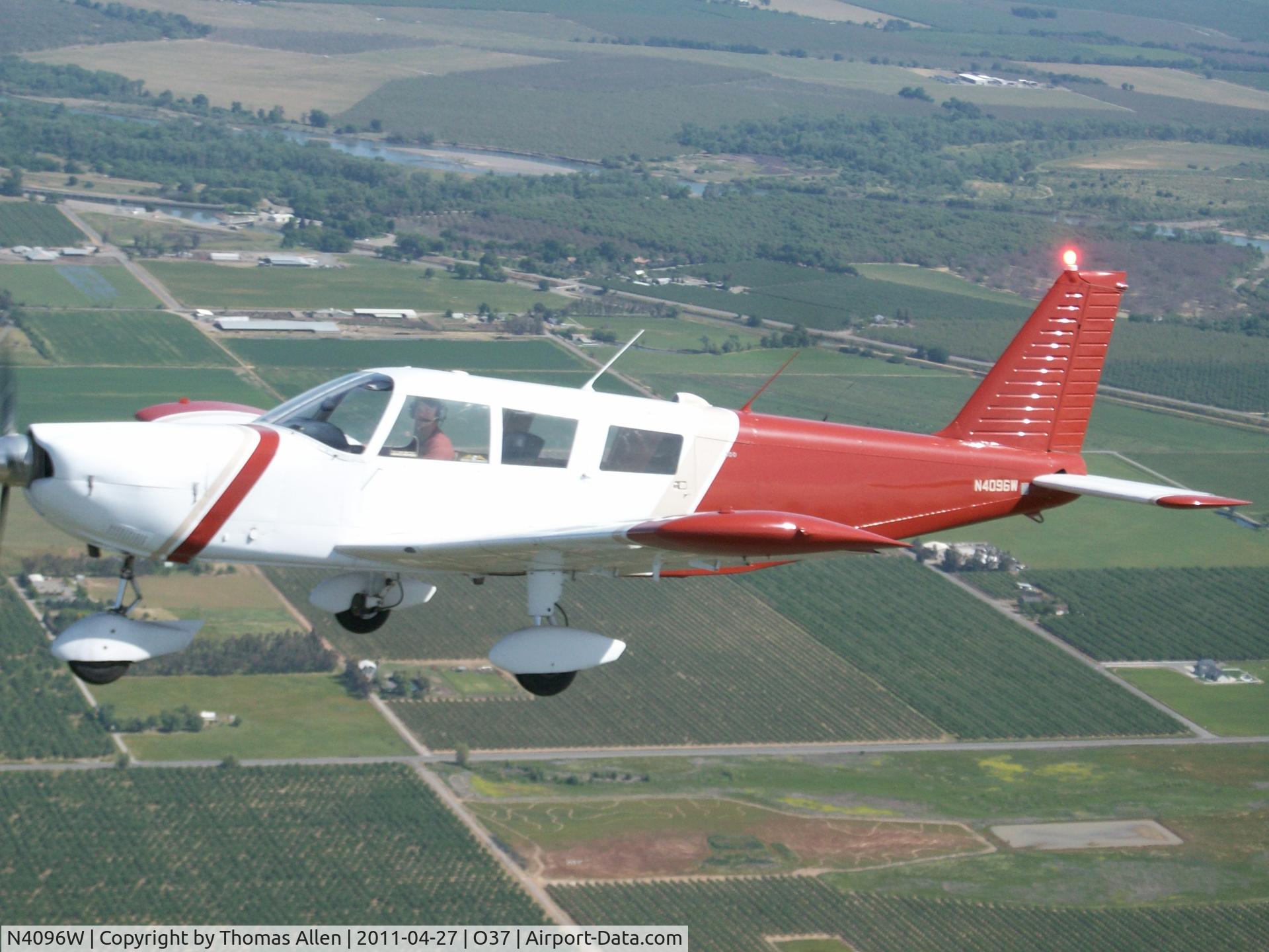 N4096W, 1967 Piper PA-32-300 Cherokee Six C/N 32-40159, Picture taken from Cessna 170