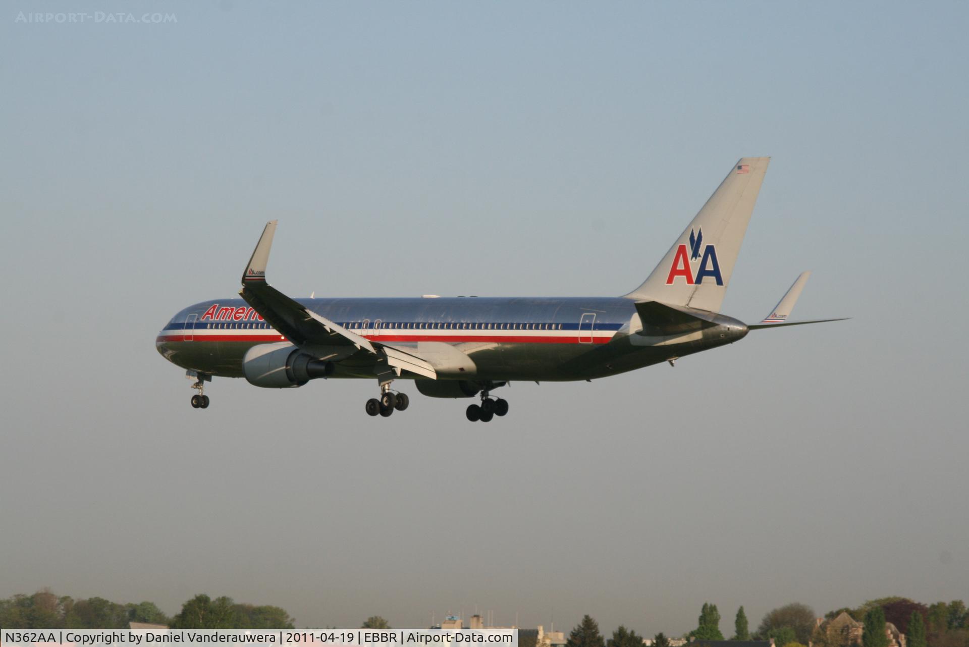N362AA, 1988 Boeing 767-323 C/N 24043, Flight AA088 is descending to RWY 25L