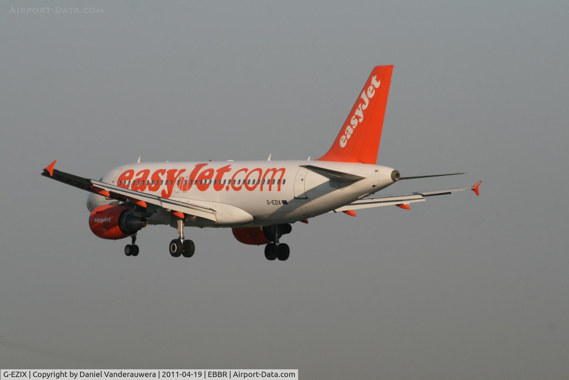 G-EZIX, 2005 Airbus A319-111 C/N 2605, Flight EZY4701 is descending to RWY 25L