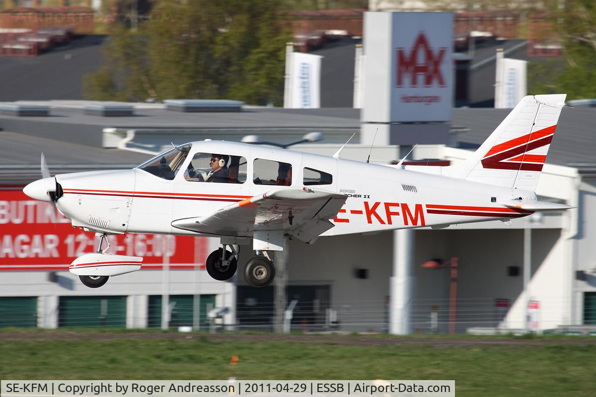 SE-KFM, 1981 Piper PA-28-181 Archer II C/N 28-8190196, On short final to runway 30