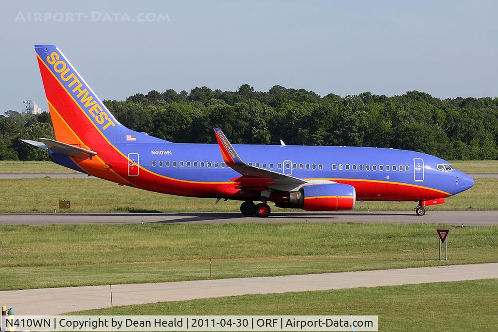 N410WN, 2001 Boeing 737-7H4 C/N 27897, Southwest Airlines N410WN (SWA3012) from Nashville Int'l (KBNA)taxiing to the gate after landing.