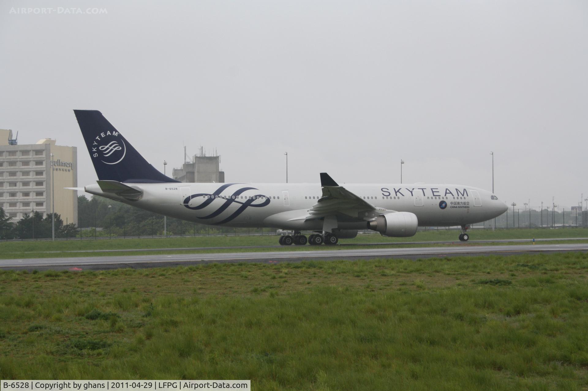B-6528, 2010 Airbus A330-223 C/N 1202, Skyteam colors