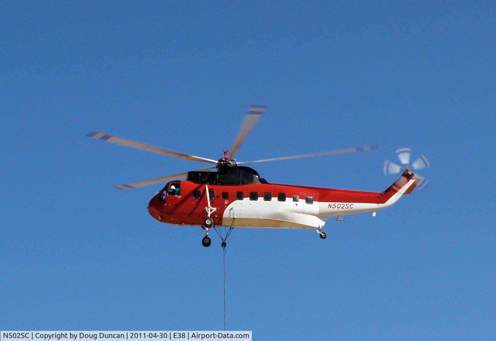 N502SC, 1974 Sikorsky S-61N C/N 61737, N502SC in hover while the ground crew makes sure the cables to the water bucket don't foul.