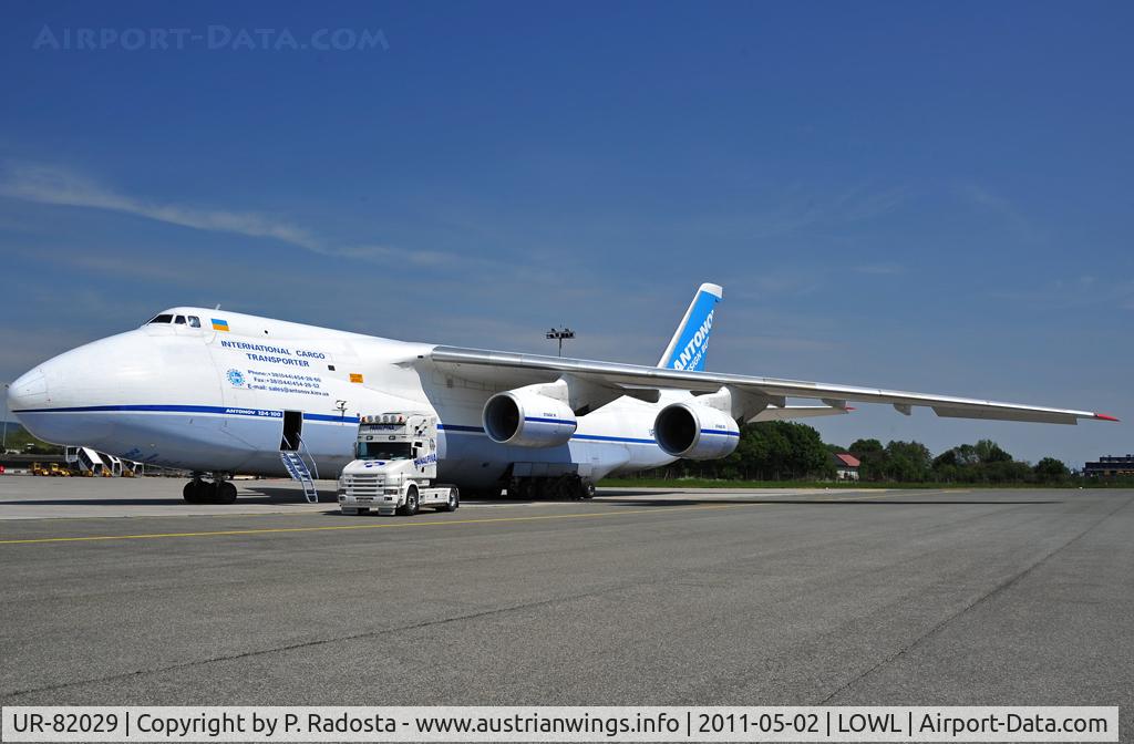 UR-82029, 1991 Antonov An-124-100 Ruslan C/N 19530502630/0210, Rare visitor at LNZ ...