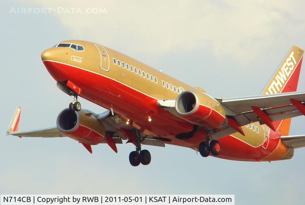 N714CB, 1998 Boeing 737-7H4 C/N 27848, Landing 30L