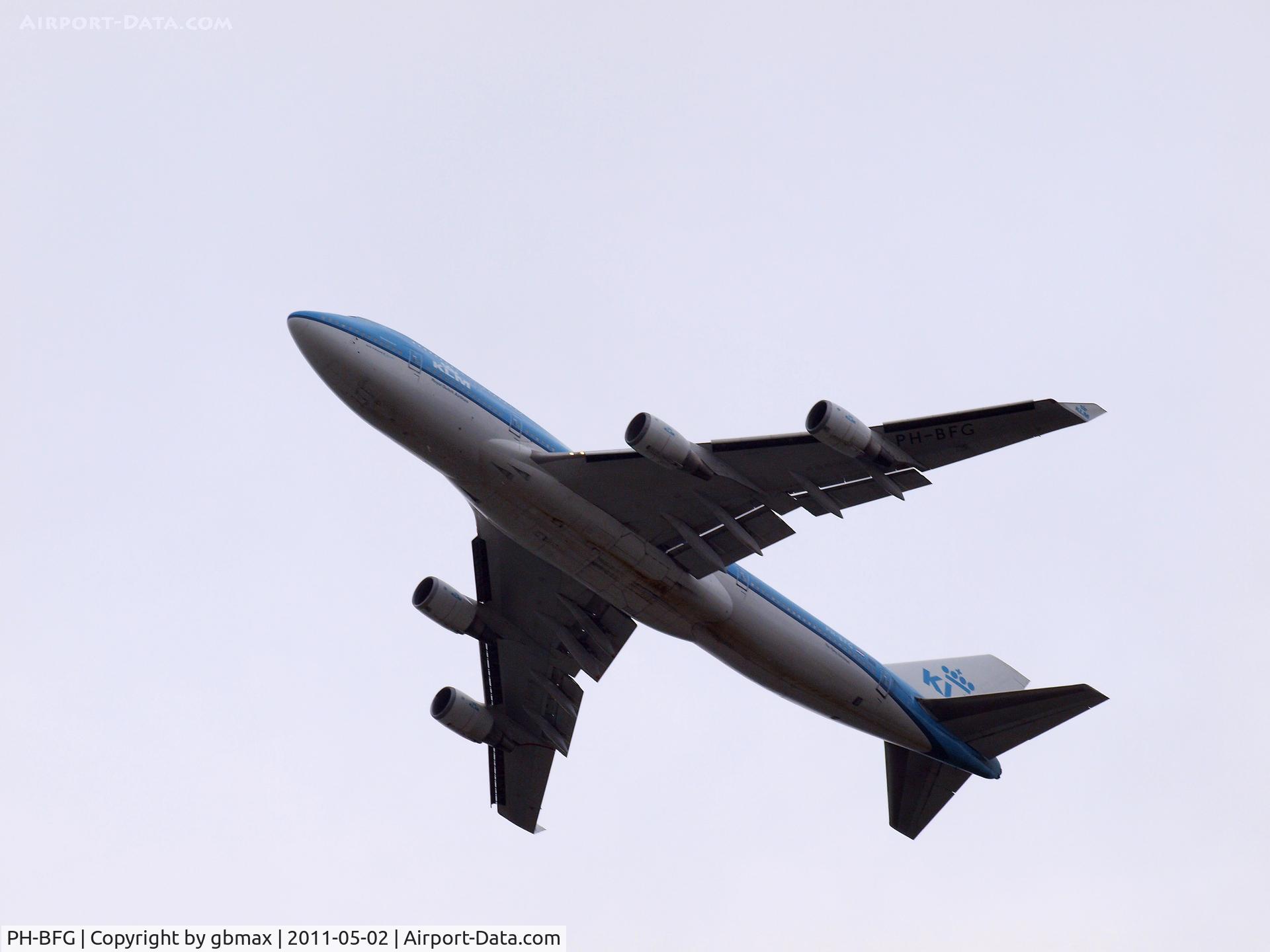 PH-BFG, 1990 Boeing 747-406 C/N 24517, Flying over Mineola, NY, going to a landing at JFK