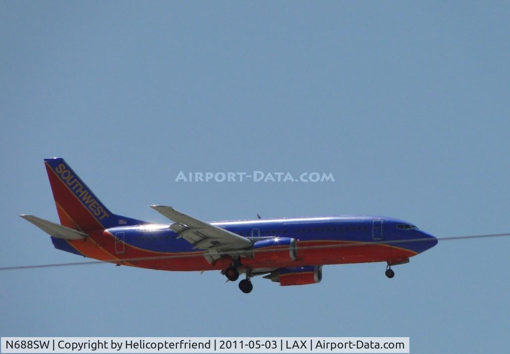 N688SW, 1985 Boeing 737-3Q8 C/N 23254, 1/2 miles east of LAX on final to runway 24