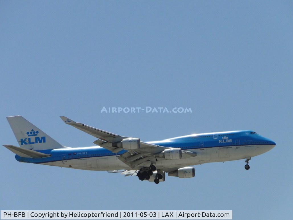 PH-BFB, 1989 Boeing 747-406 C/N 24000, The Flying Dutchman 1/2 miles east of LAX on final to runway 24