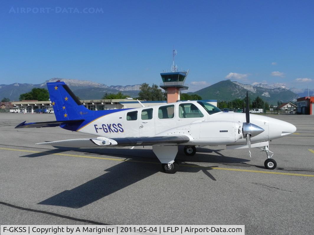 F-GKSS, 1971 Beech 58 Baron C/N TH-154, Stand 4 at Annecy (LFLP), a lovely city located on the shores of one of the purest lakes in Europe. Arrival the day before was in full IMC!