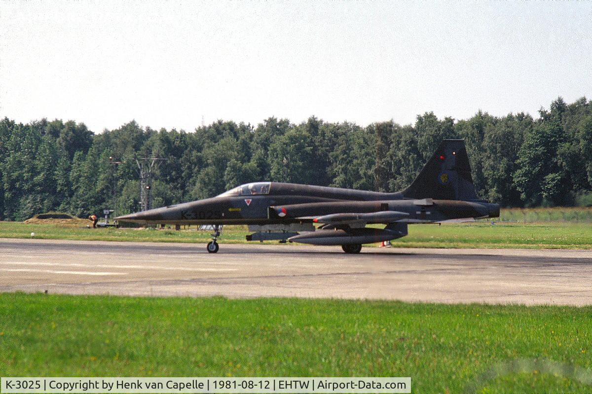 K-3025, 1970 Canadair NF-5A Freedom Fighter C/N 3025, A NF-5A fighter of 315 sqn of the Royal Netherlands Air Force at Twenthe air base.
It looks like it has stung a poor chap with the pitot tube.
