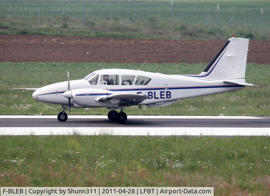 F-BLEB, 1964 Piper PA-23-250 Aztec C/N 272434, Landing rwy 20