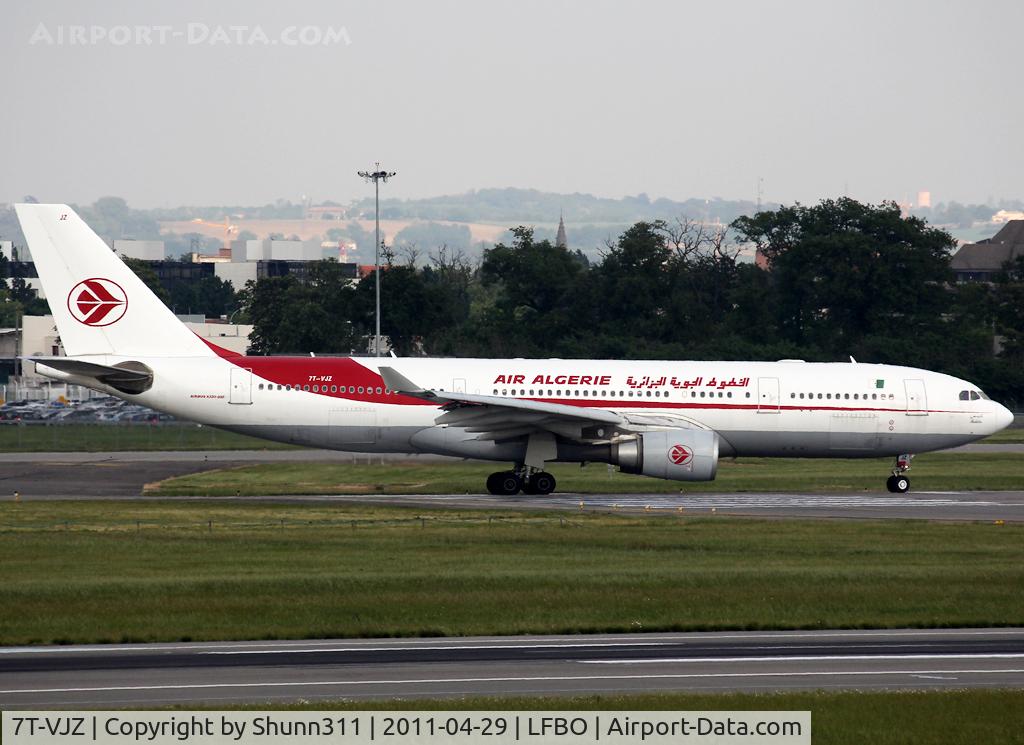 7T-VJZ, 2005 Airbus A330-202 C/N 667, Lining up rwy 14L for departure...