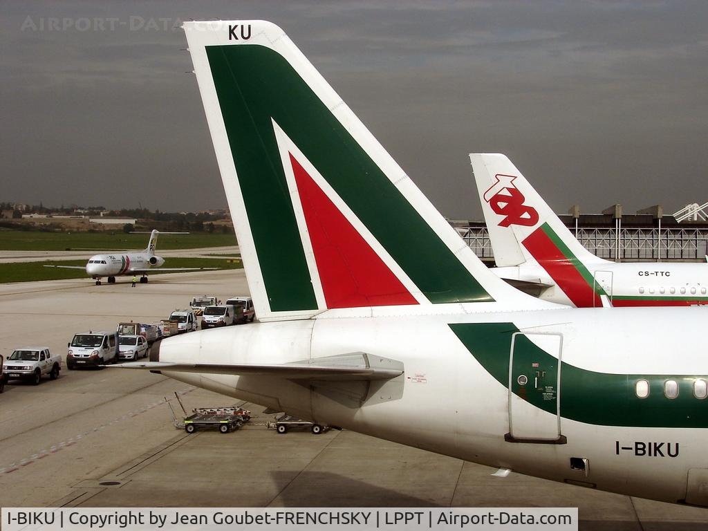 I-BIKU, 2000 Airbus A320-214 C/N 1217, stand A14