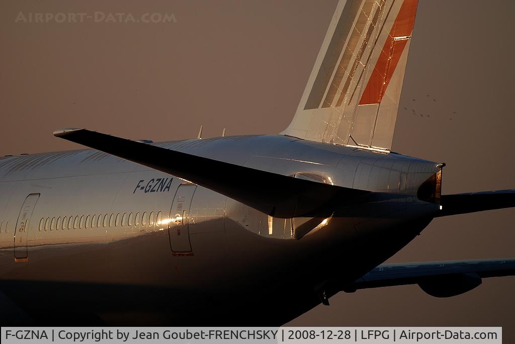 F-GZNA, 2007 Boeing 777-328/ER C/N 35297, entre chien et loup