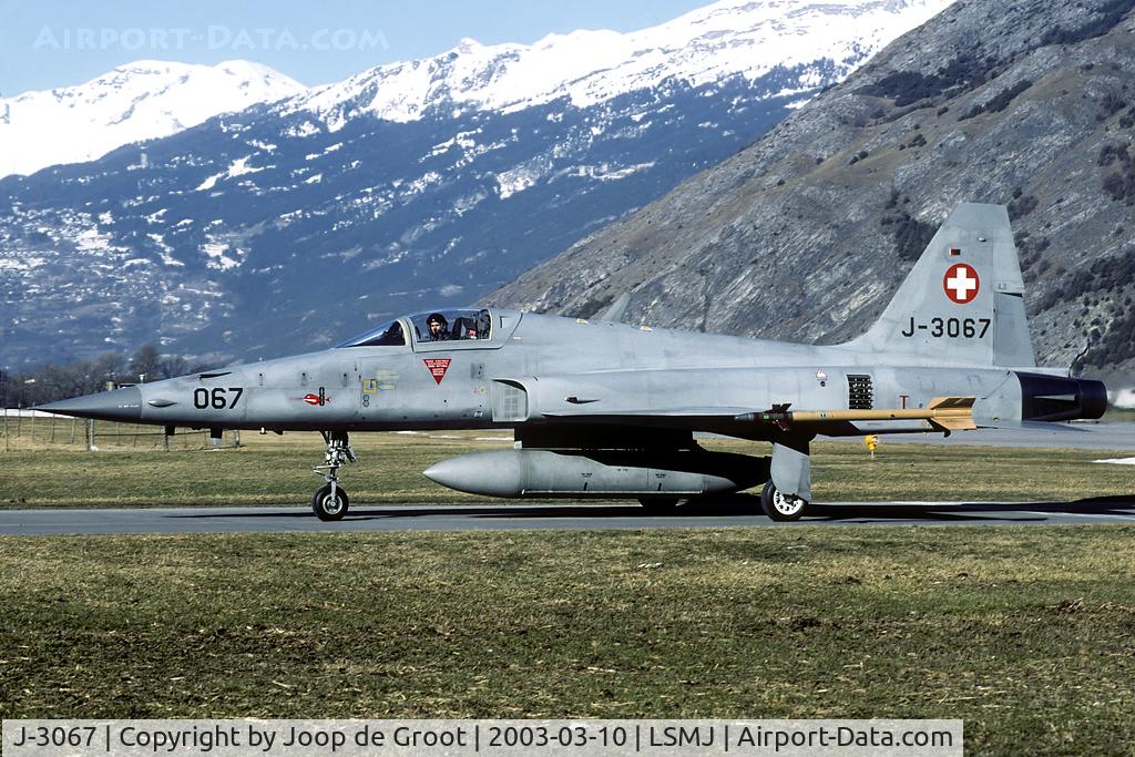 J-3067, Northrop F-5E Tiger II C/N L.1067, FlSt 8 badge on the nose during WK03 at Turtmann.