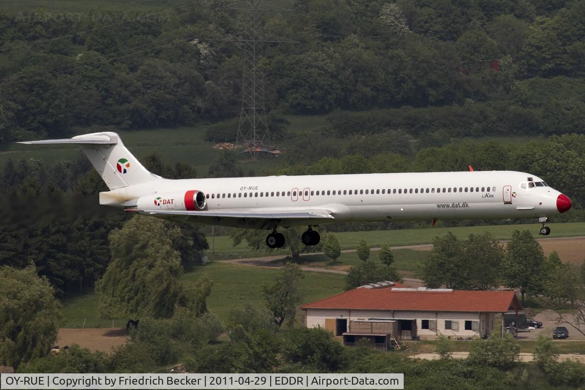 OY-RUE, 1990 McDonnell Douglas MD-83 (DC-9-83) C/N 49936, on final RW09