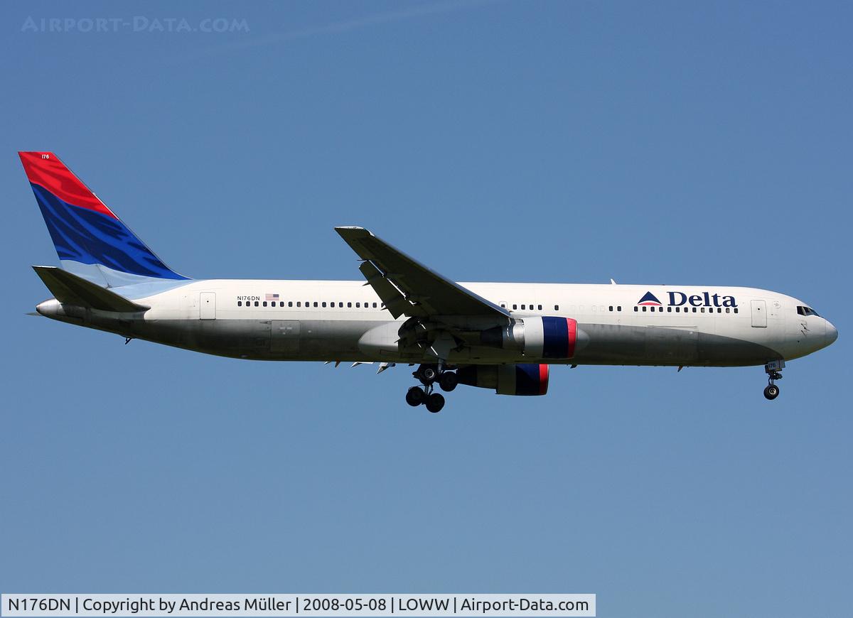 N176DN, 1990 Boeing 767-332 C/N 25061, Classic livery