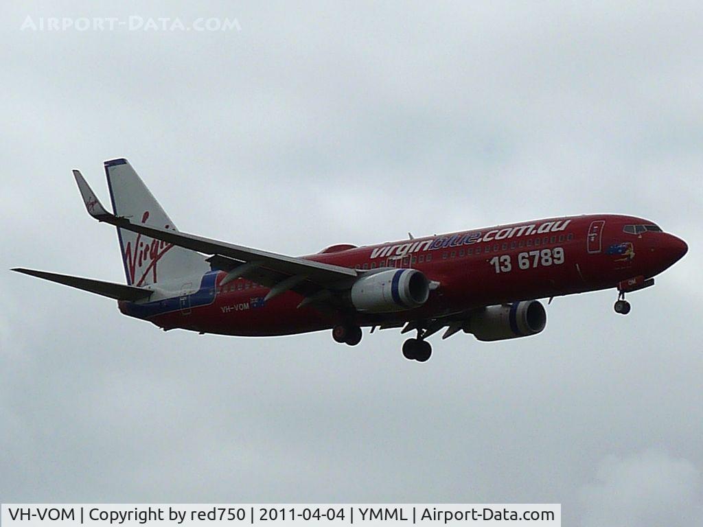 VH-VOM, 2003 Boeing 737-8FE C/N 33794, Victor Oscar Mike approaching runway 16 at Melbourne (Tullamarine)