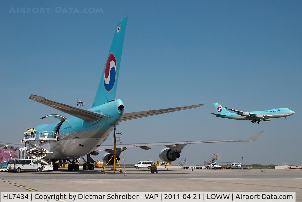 HL7434, 2002 Boeing 747-4B5F/SCD C/N 32809, Korean Air Boeing 747-400