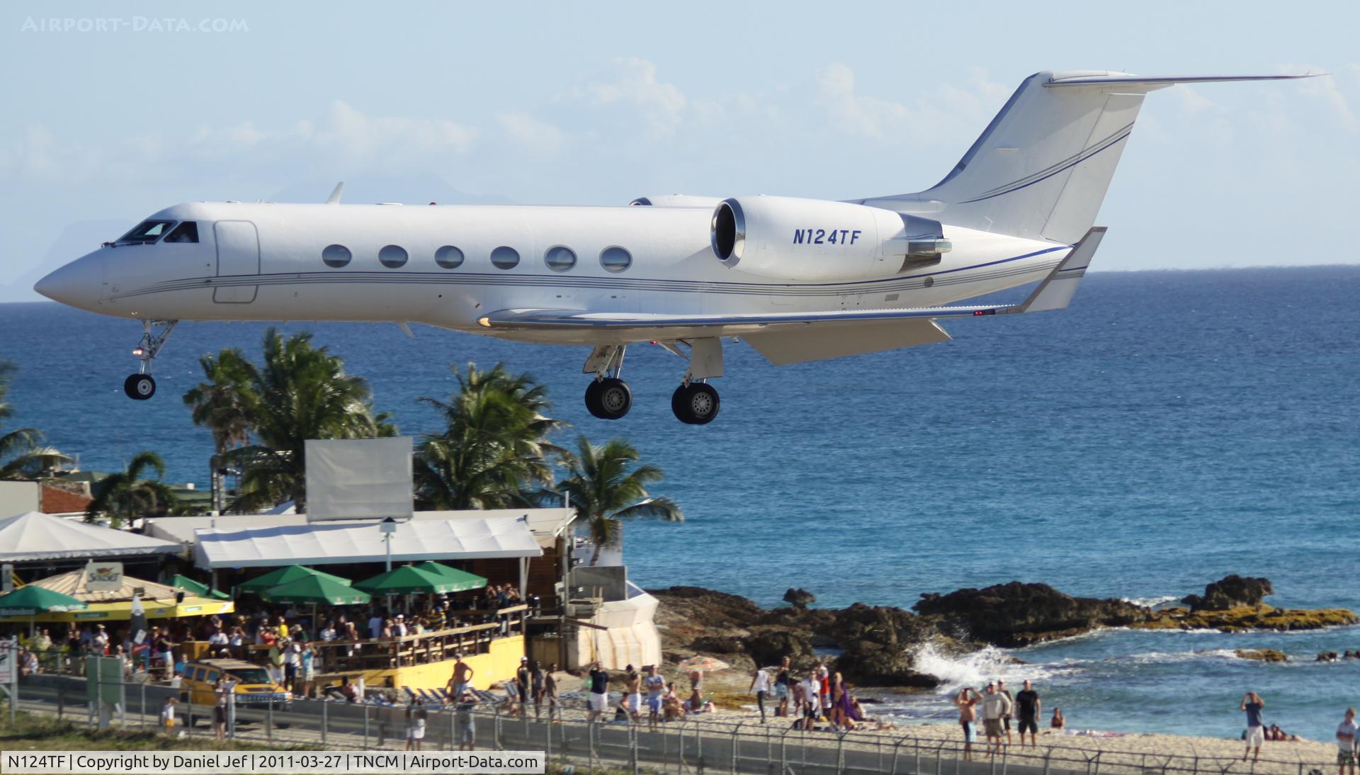 N124TF, Gulfstream Aerospace G-IV C/N 1004, N124TF landing at TNCM