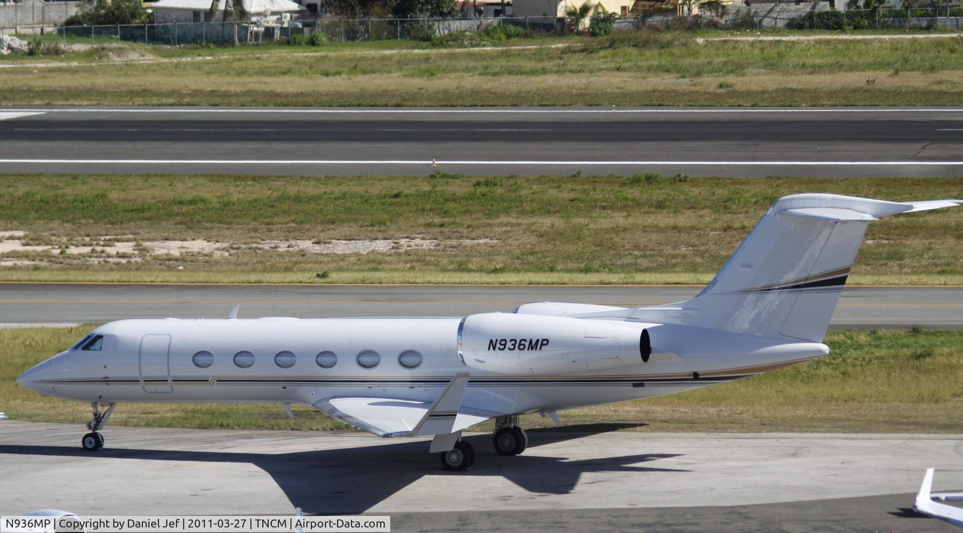 N936MP, 2009 Gulfstream Aerospace GIV-X (G450) C/N 4173, N936Mp park at the cargo ramp at TNCM